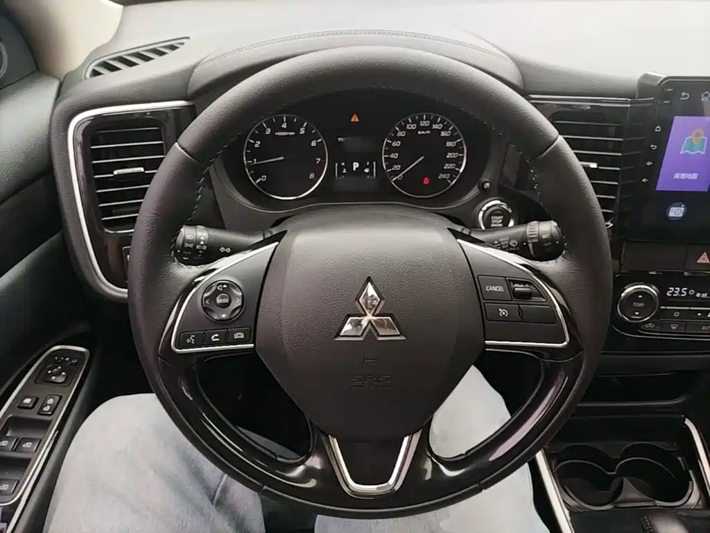 Mitsubishi Outlander — фото 10