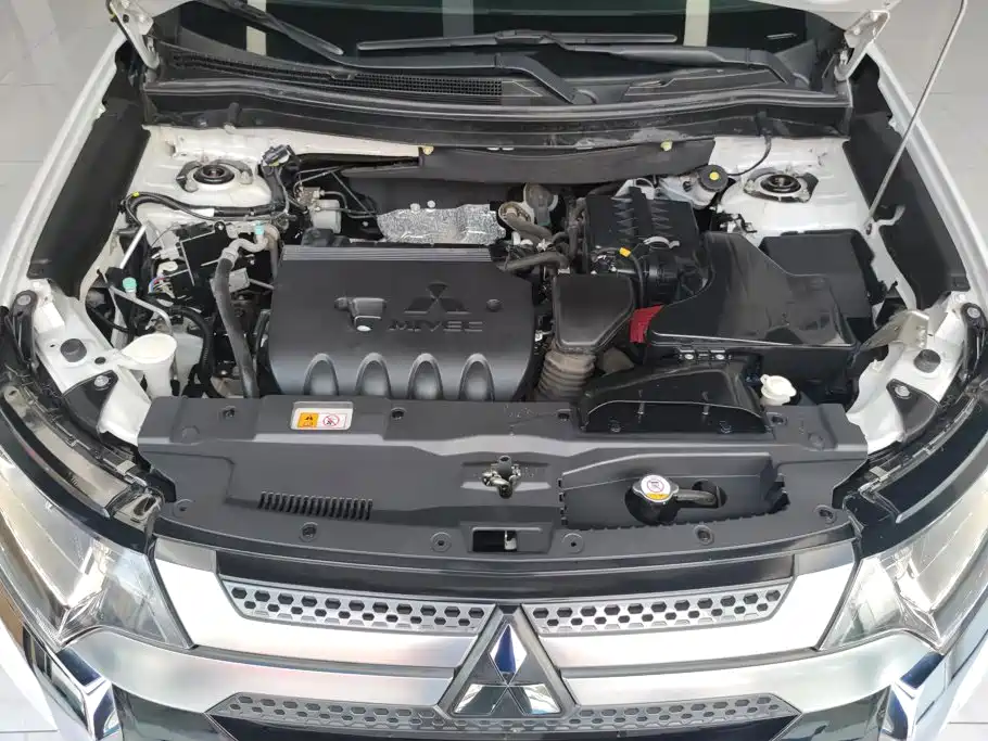 Mitsubishi Outlander — фото 10