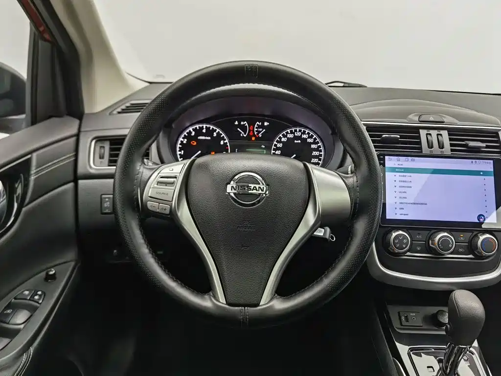 Nissan Tiida — фото 11