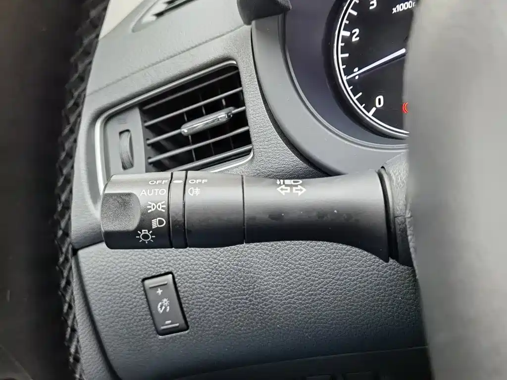 Nissan Tiida — фото 21
