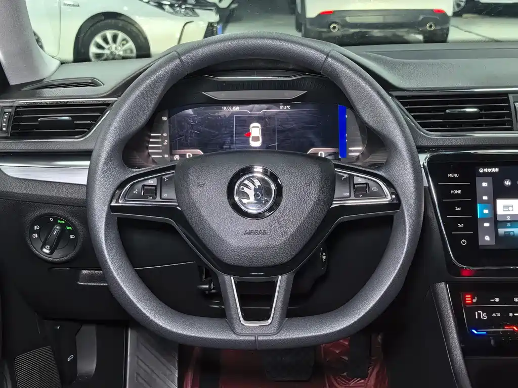 Skoda Superb — фото 11