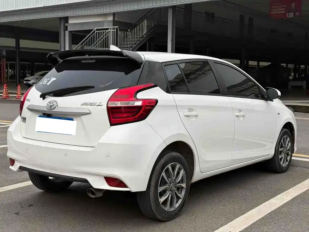 Toyota Yaris L — фото 9