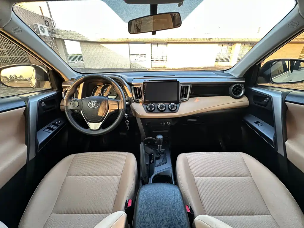 Toyota RAV4 — фото 11