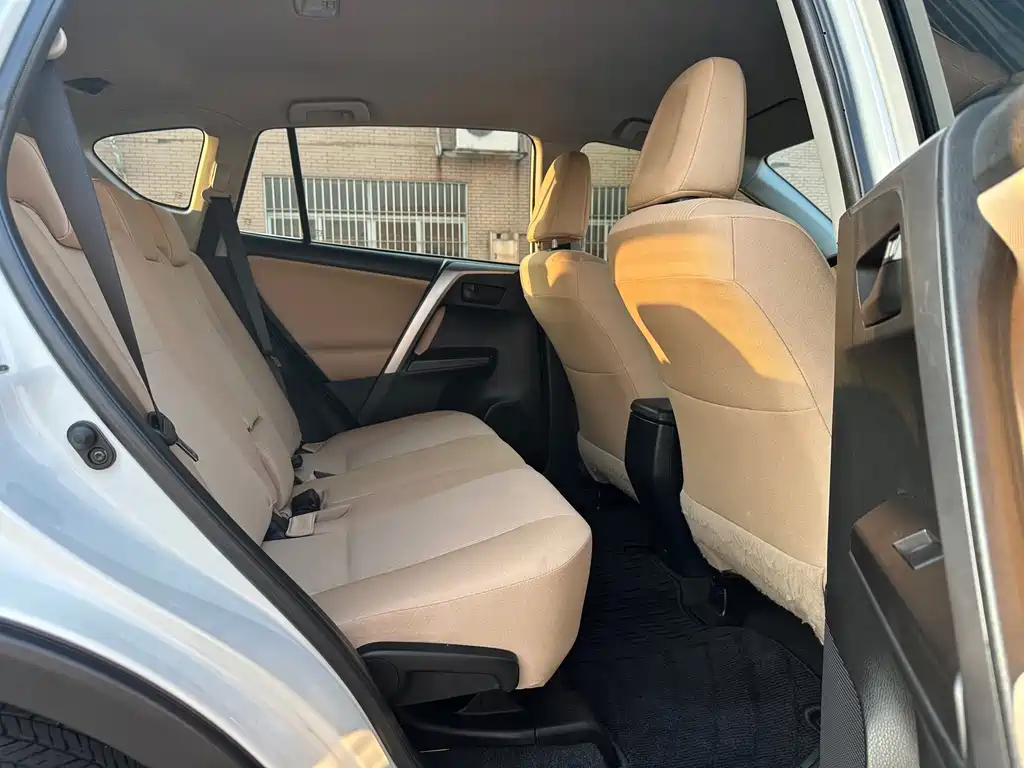 Toyota RAV4 — фото 14