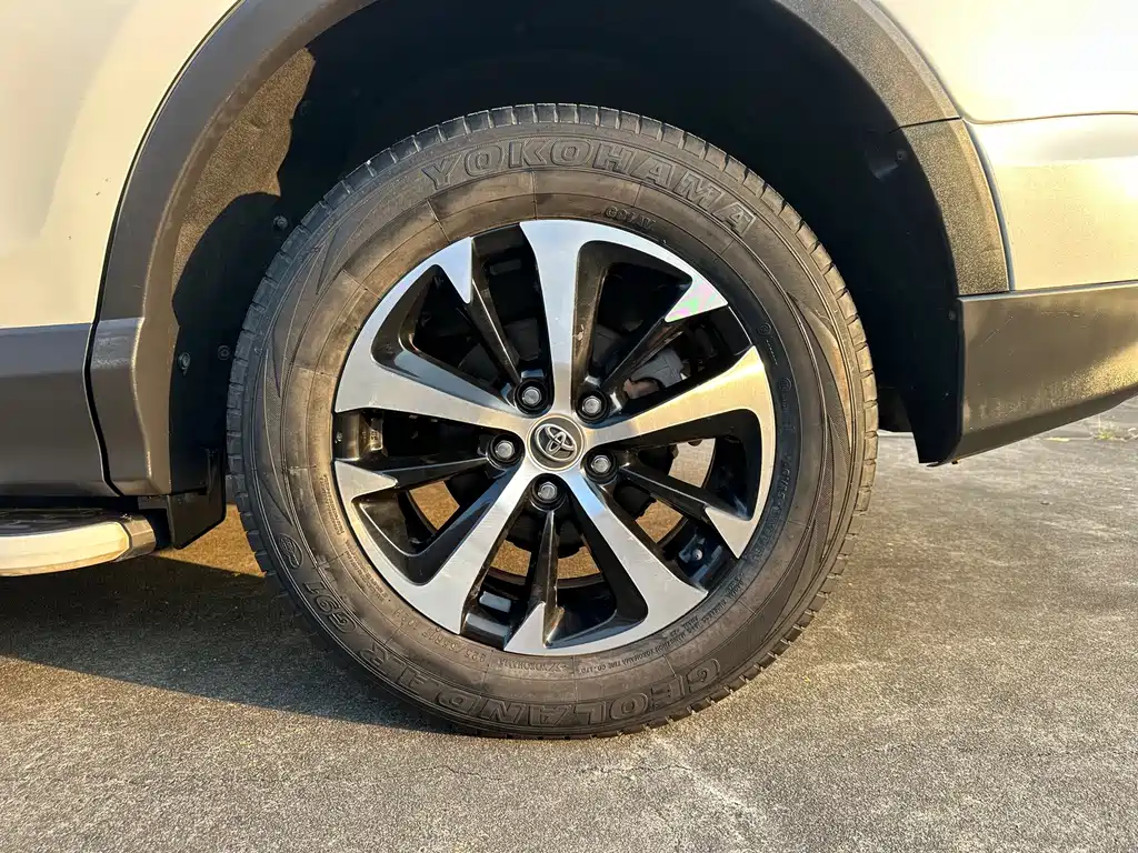Toyota RAV4 — фото 18