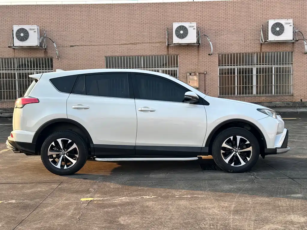Toyota RAV4 — фото 4