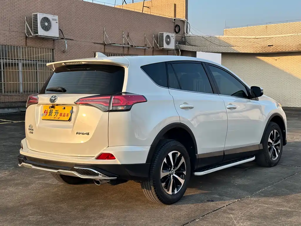Toyota RAV4 — фото 5