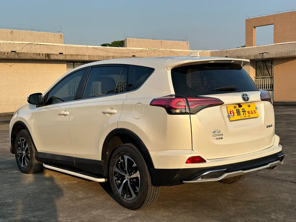 Toyota RAV4 — фото 7
