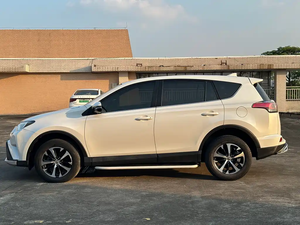 Toyota RAV4 — фото 8
