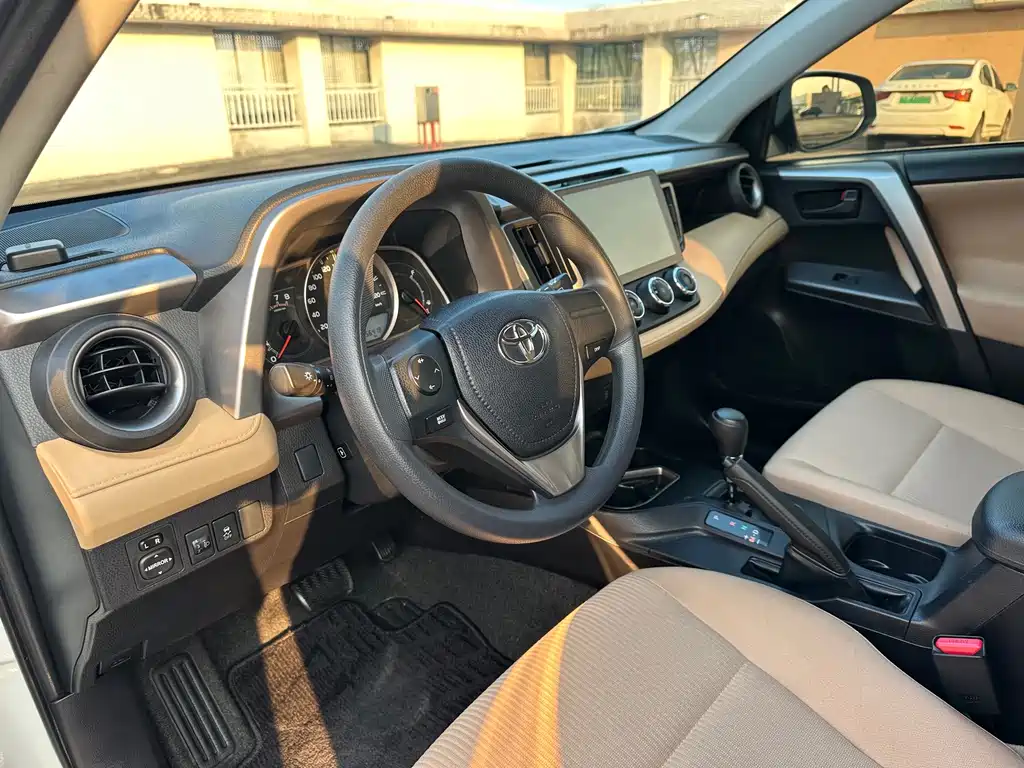 Toyota RAV4 — фото 10