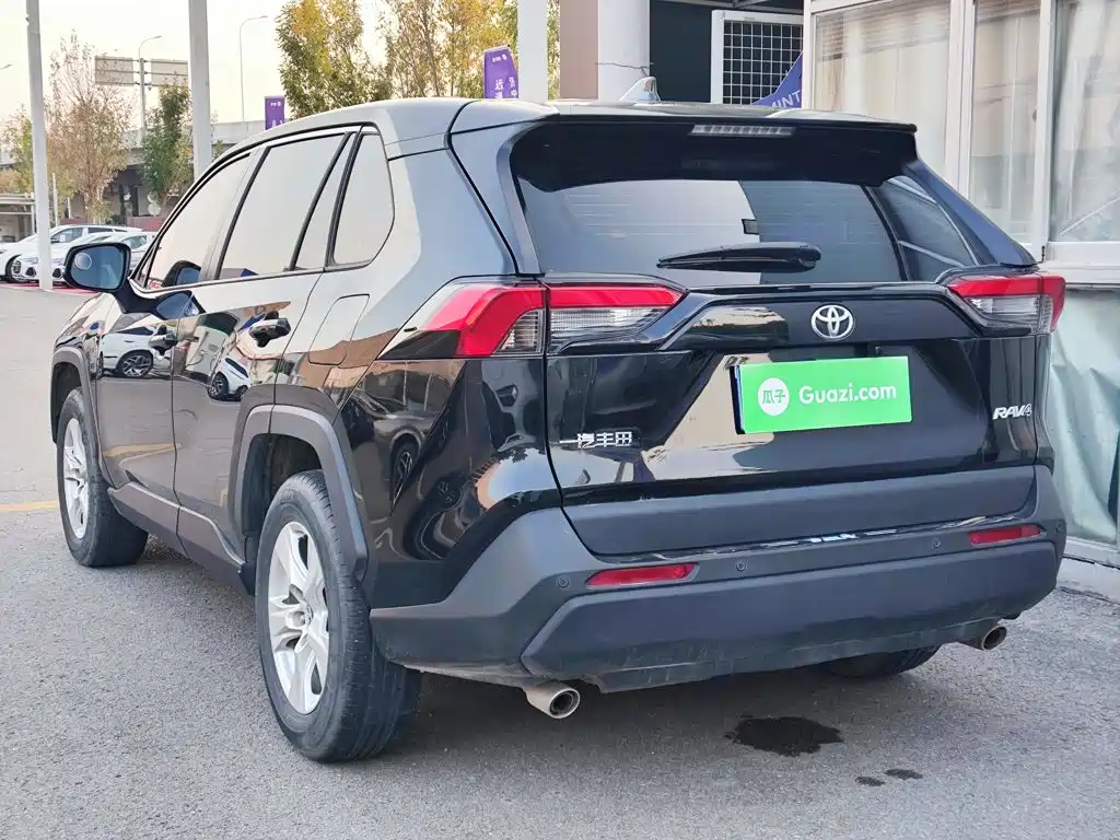 Toyota RAV4 — фото 5