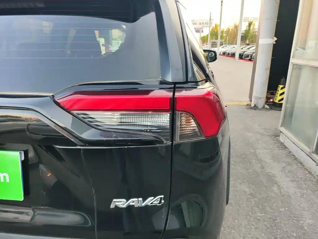 Toyota RAV4 — фото 8