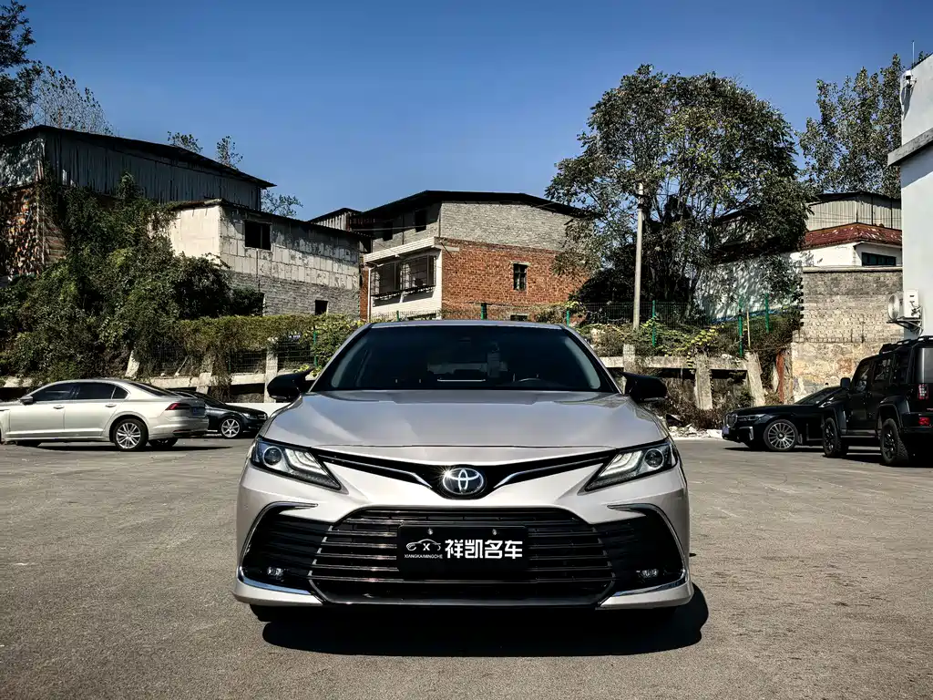 Toyota Camry — фото 2