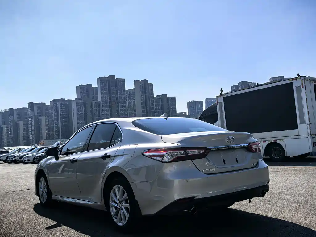 Toyota Camry — фото 11