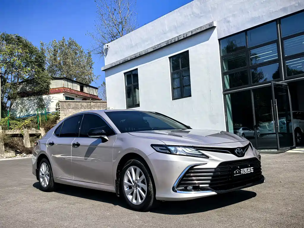 Toyota Camry — фото 3