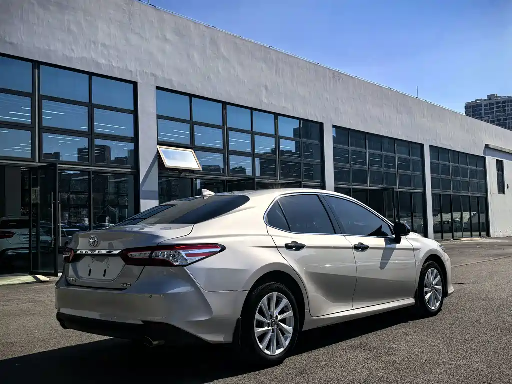 Toyota Camry — фото 9
