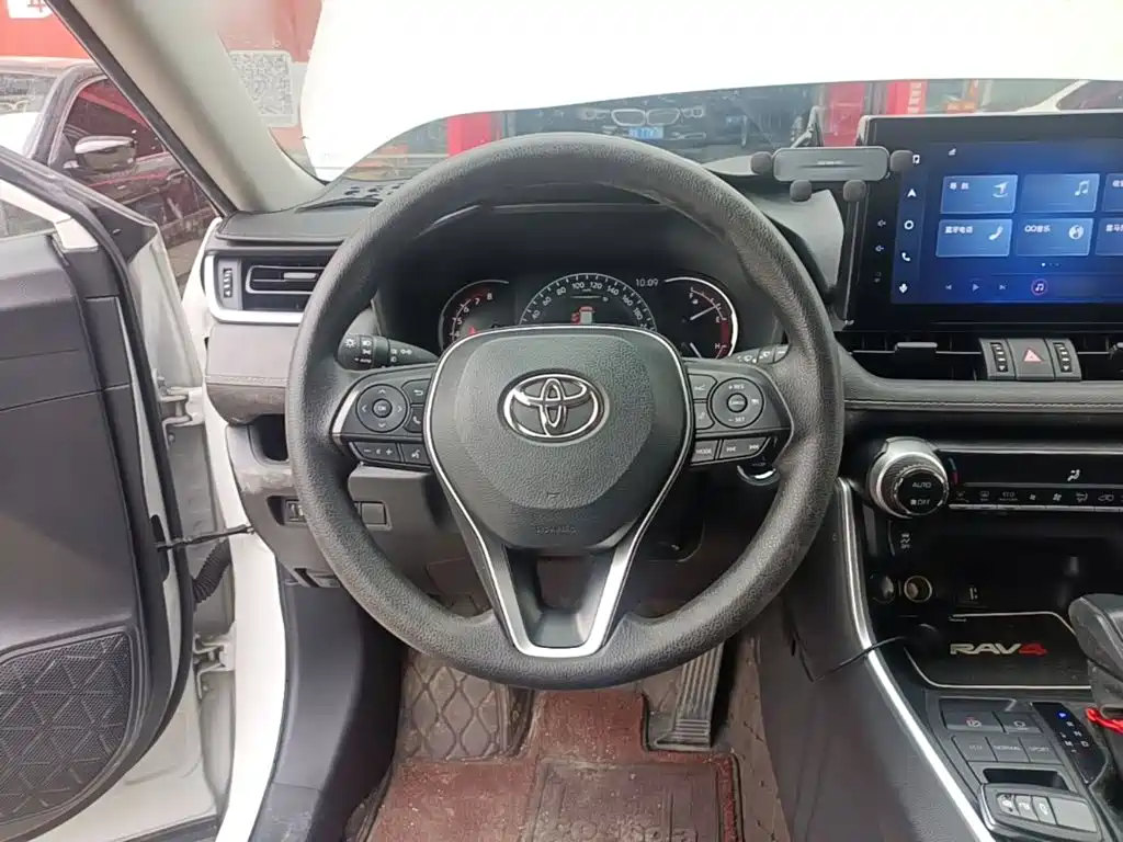 Toyota RAV4 — фото 11