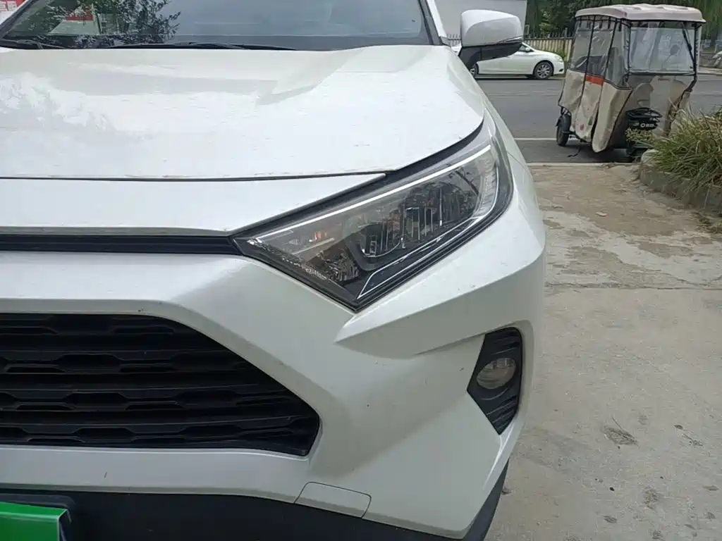 Toyota RAV4 — фото 24