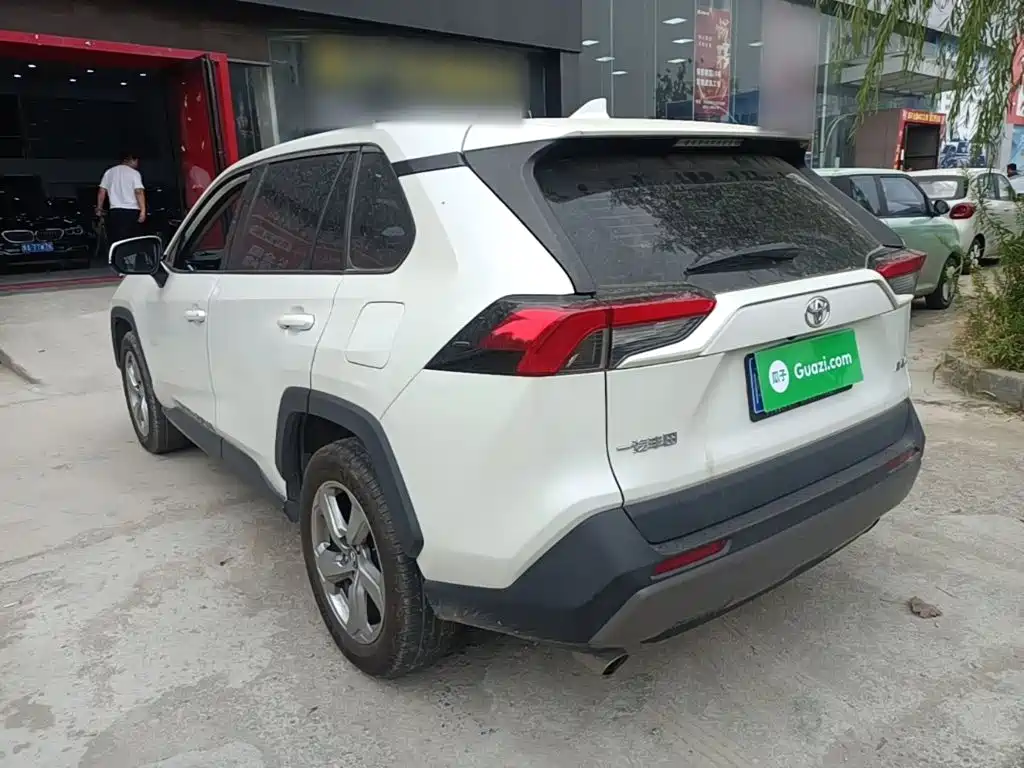 Toyota RAV4 — фото 5