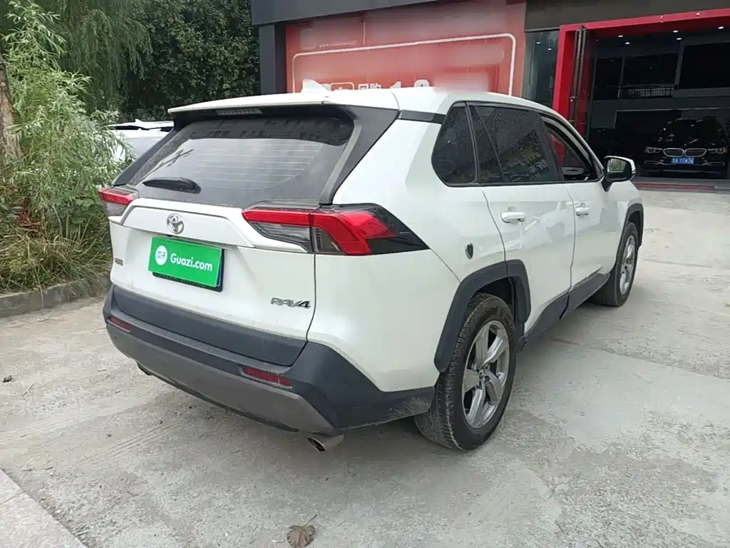 Toyota RAV4 — фото 7