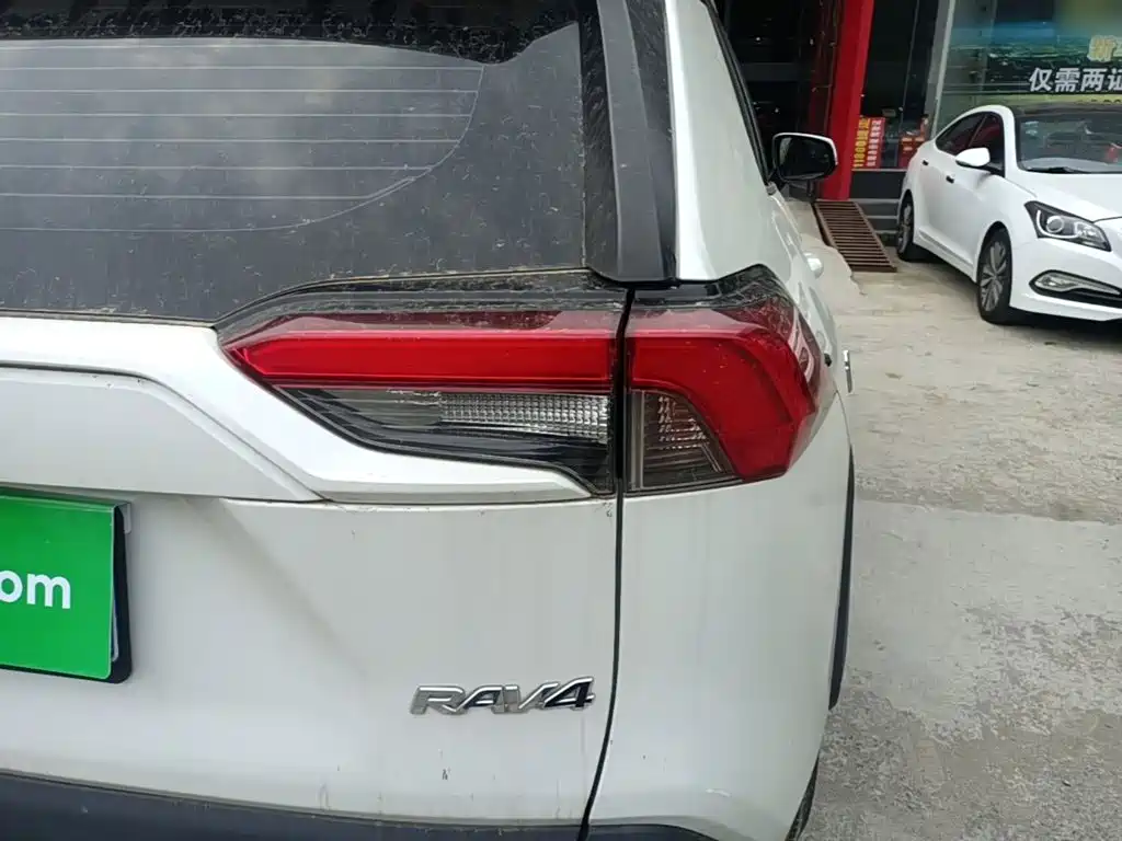 Toyota RAV4 — фото 8