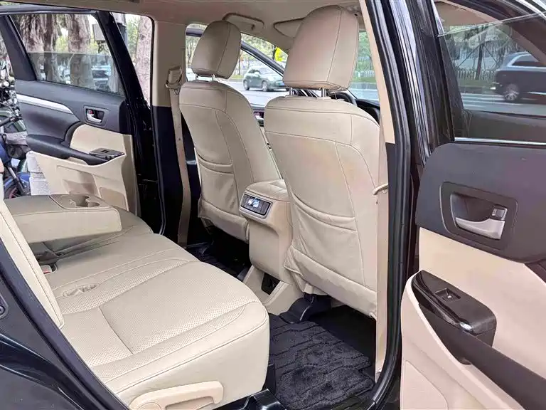 Toyota Highlander — фото 14