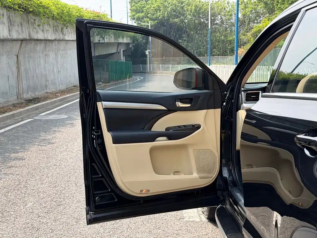 Toyota Highlander — фото 10