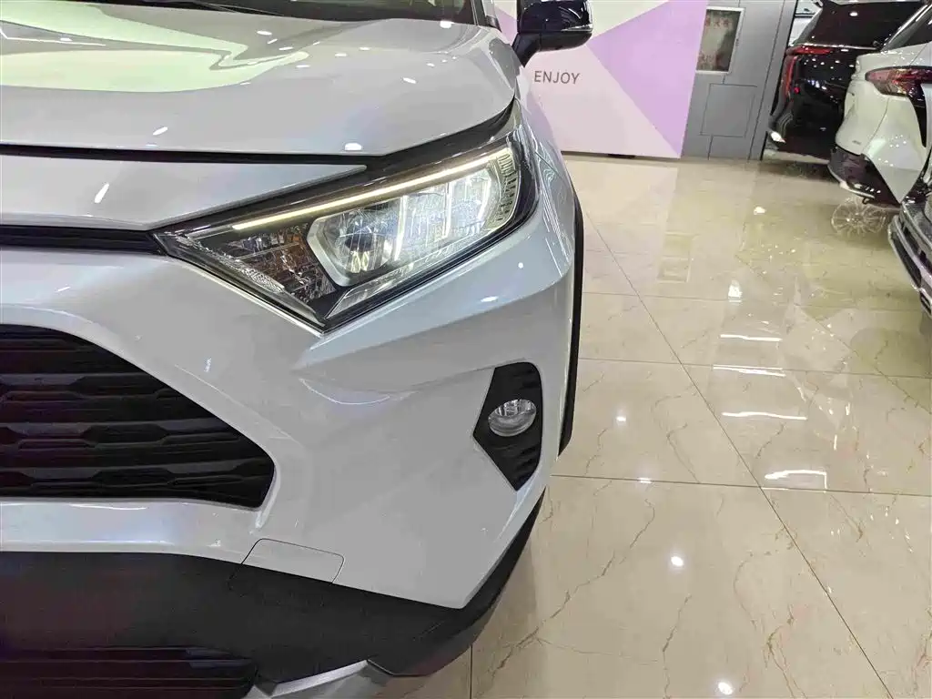 Toyota RAV4 — фото 11