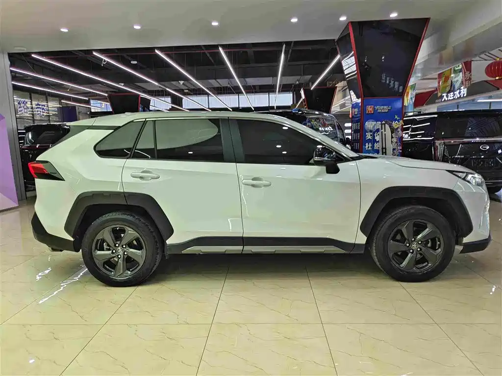 Toyota RAV4 — фото 13