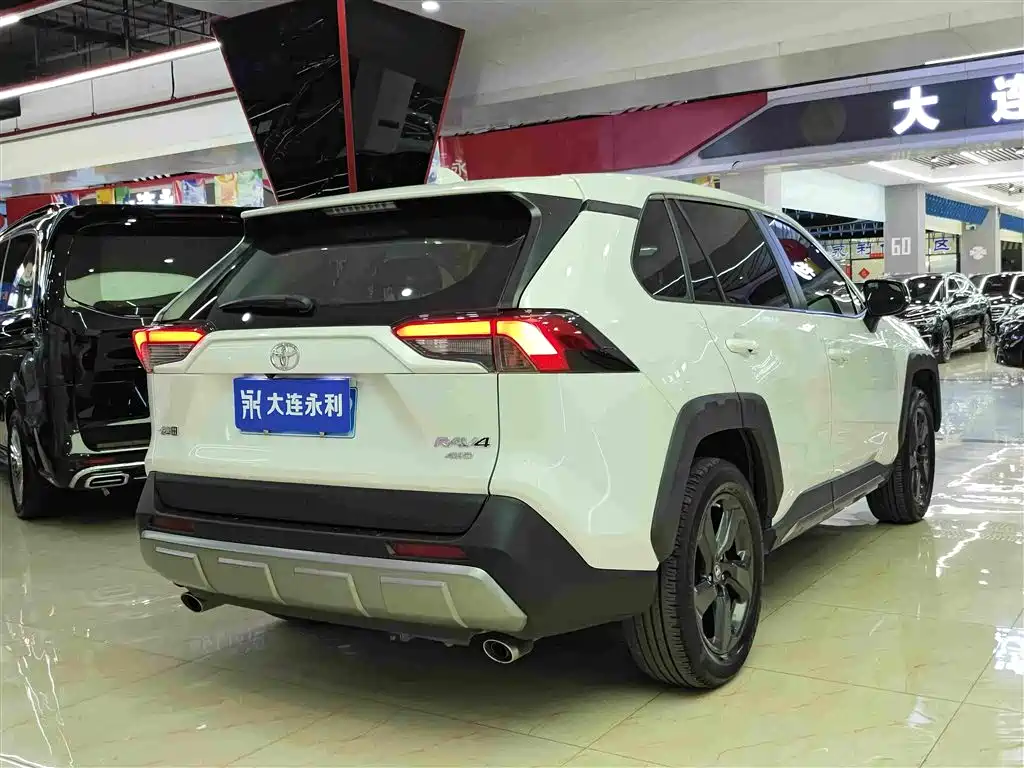Toyota RAV4 — фото 14