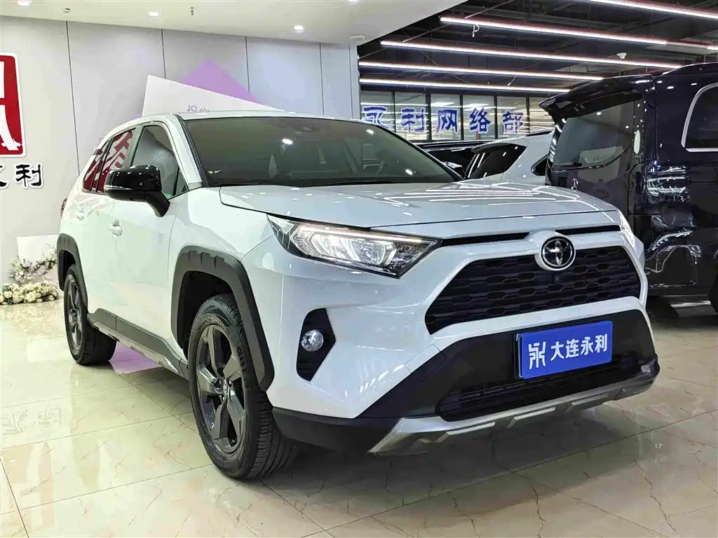 Toyota RAV4 — фото 3