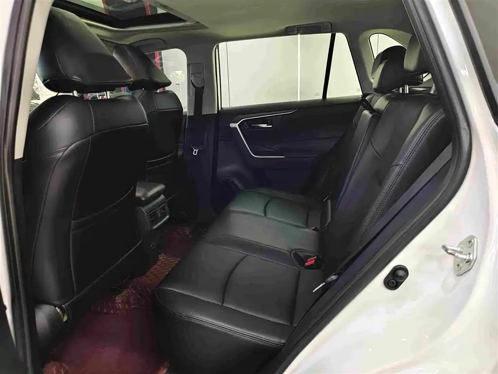 Toyota RAV4 — фото 5