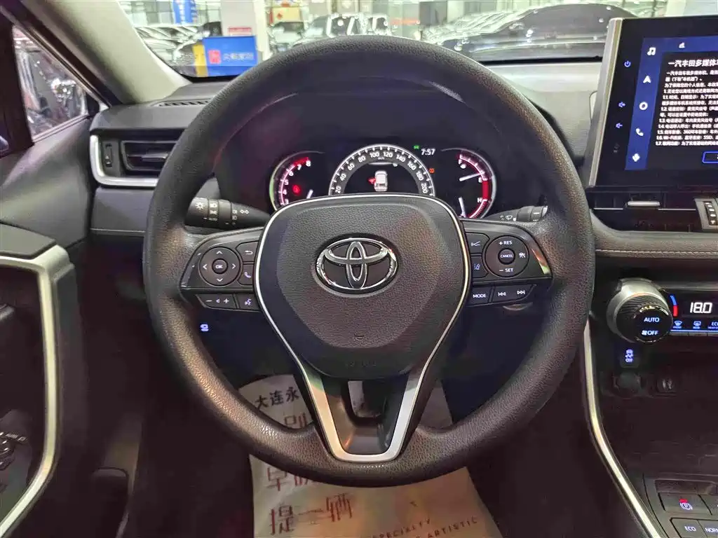 Toyota RAV4 — фото 8