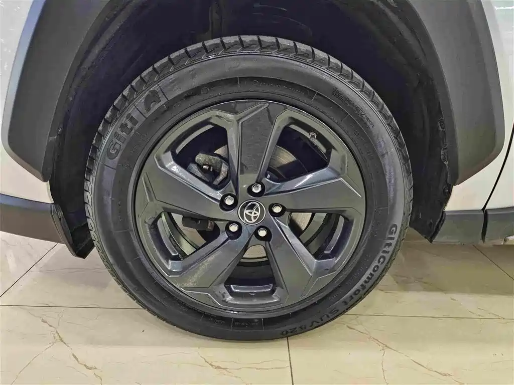 Toyota RAV4 — фото 10