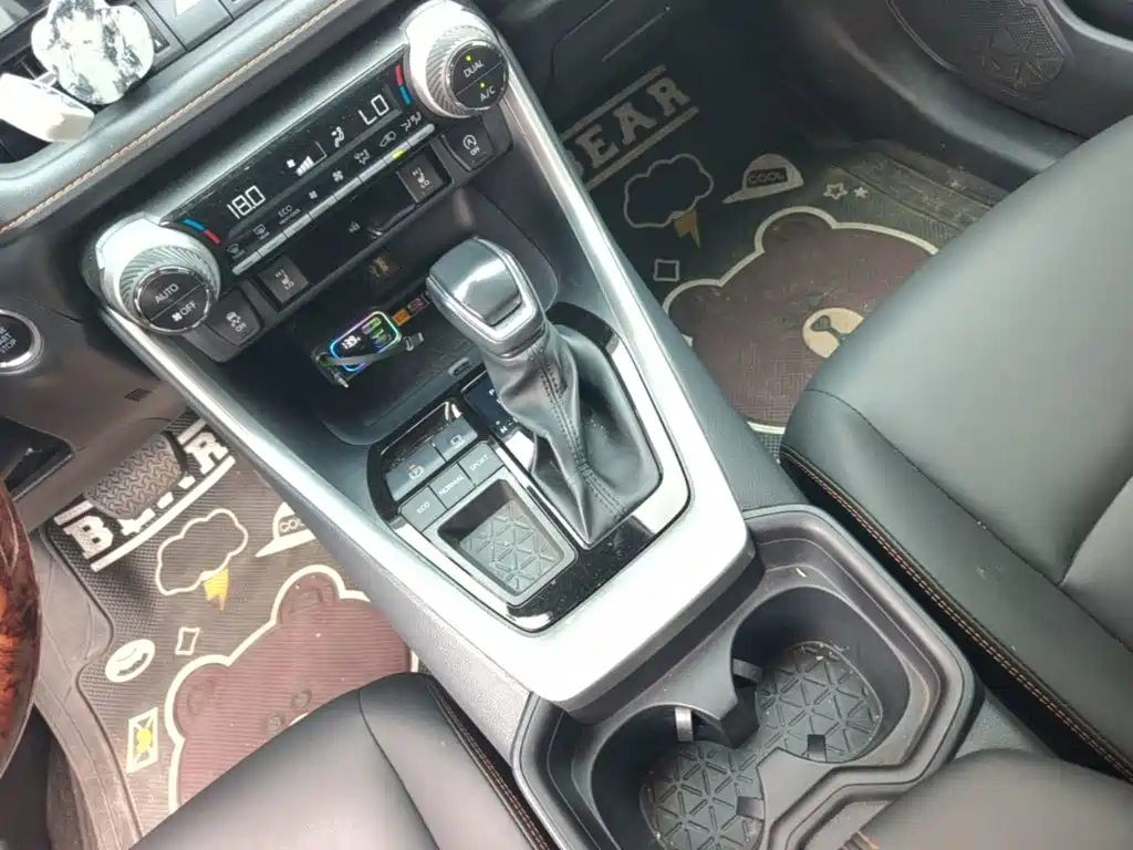 Toyota RAV4 — фото 13