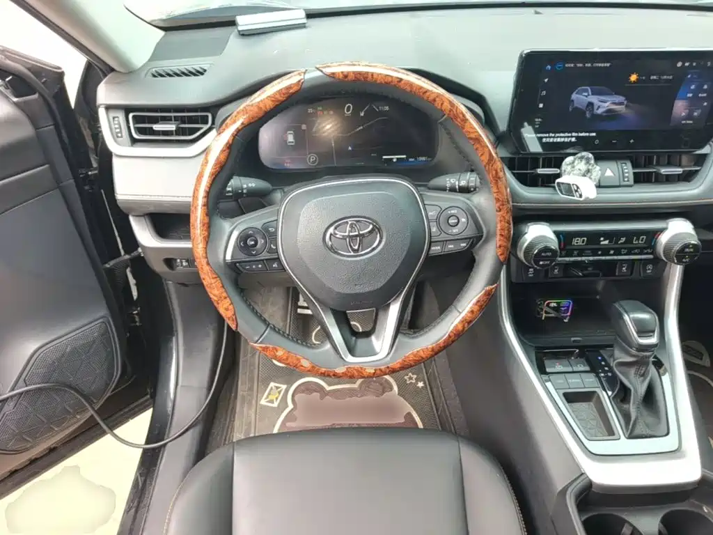 Toyota RAV4 — фото 10