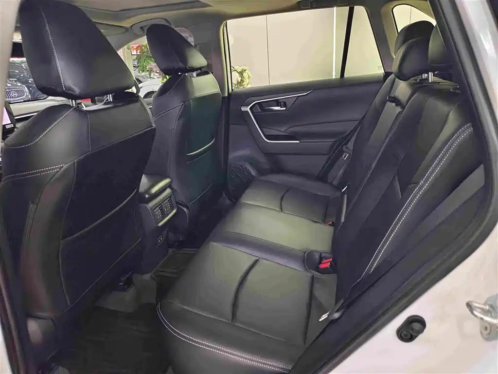 Toyota RAV4 — фото 5