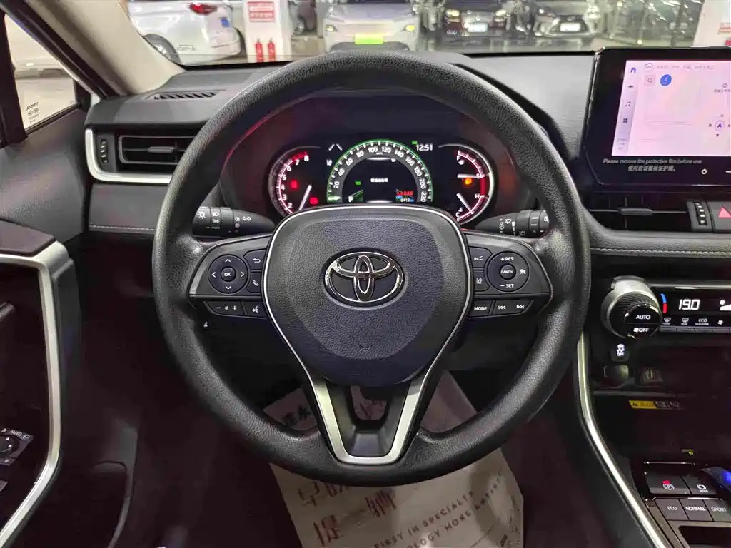 Toyota RAV4 — фото 8