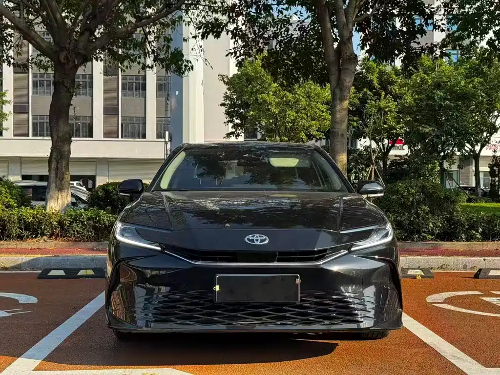 Toyota Camry — фото 2