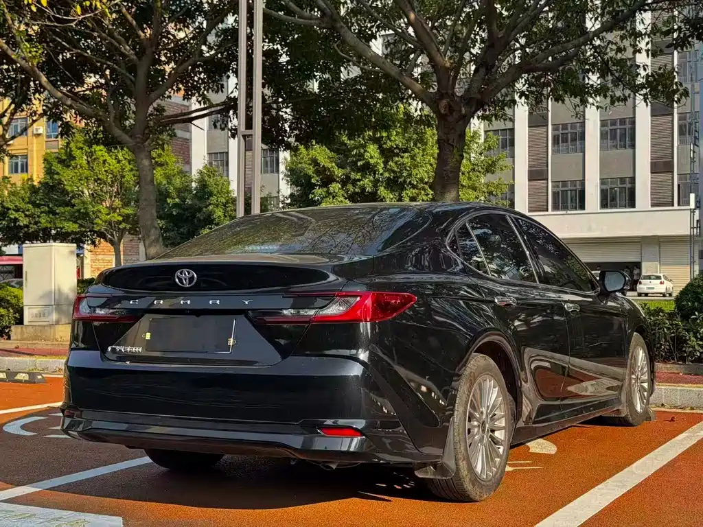 Toyota Camry — фото 9