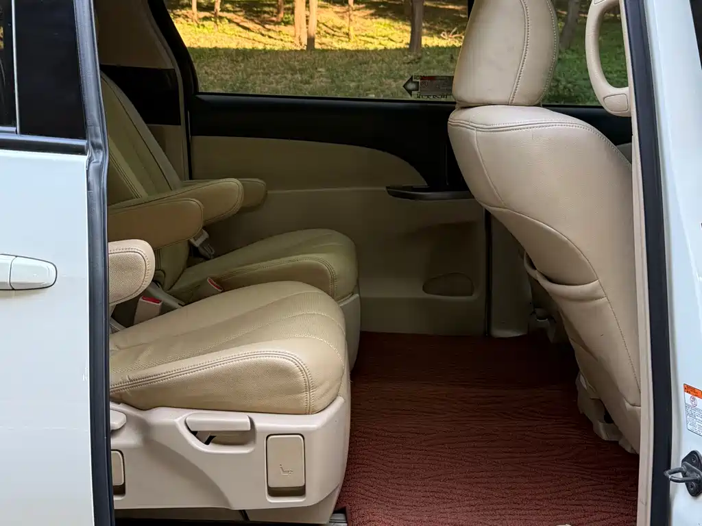 Toyota Previa — фото 11