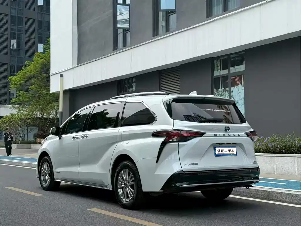 Toyota Sienna — фото 3