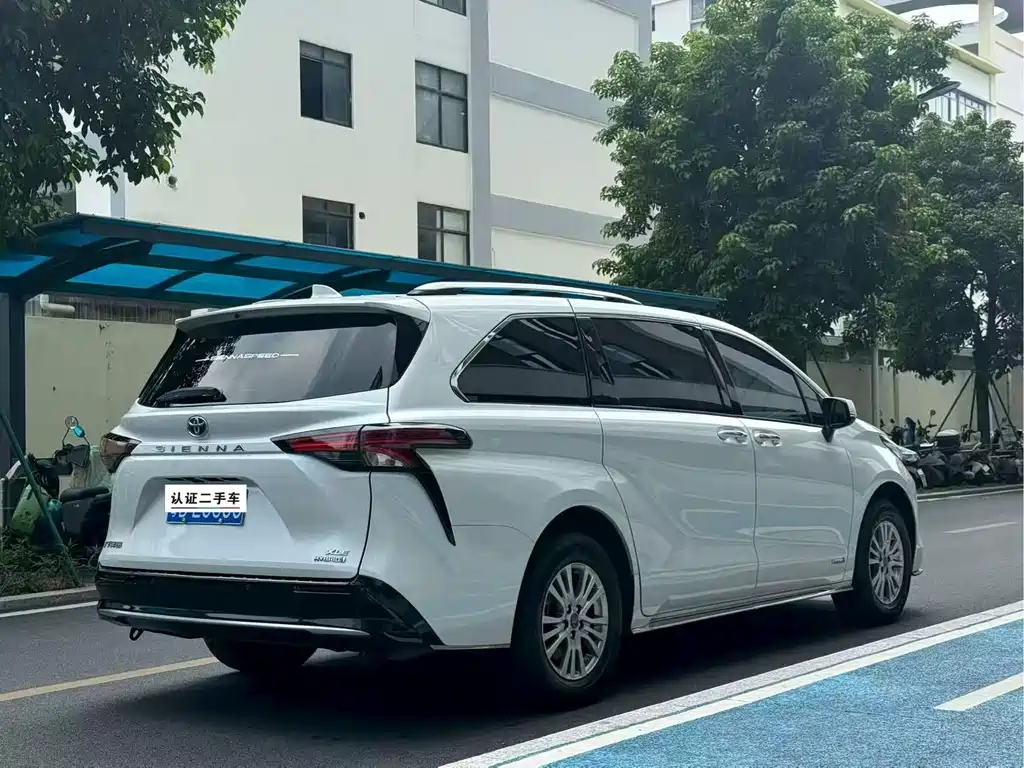 Toyota Sienna — фото 5