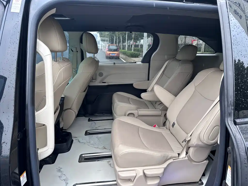 Toyota Sienna — фото 5