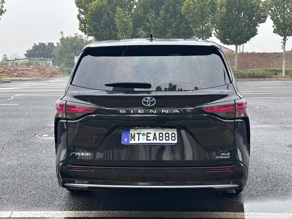 Toyota Sienna — фото 9