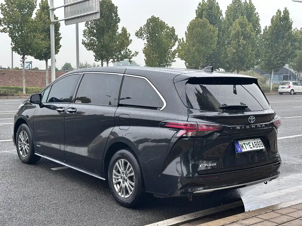 Toyota Sienna — фото 10