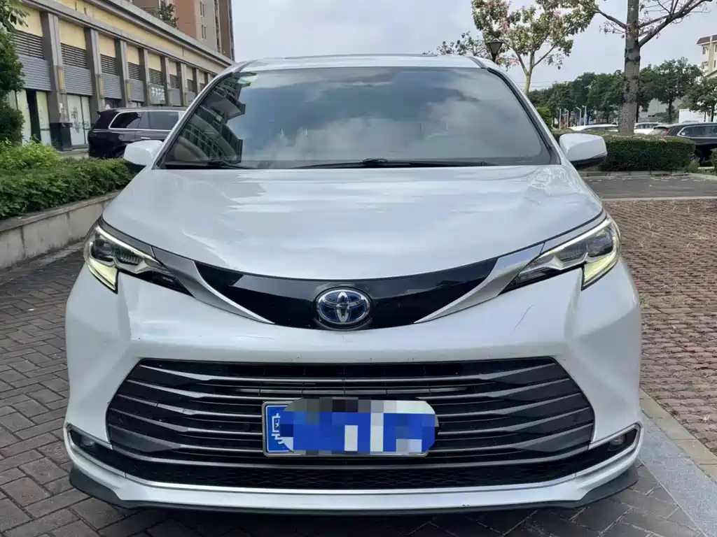 Toyota Sienna — фото 2