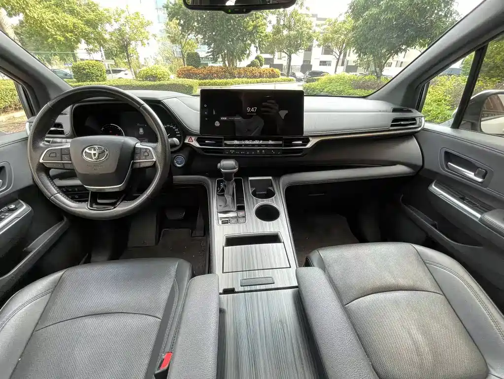 Toyota Sienna — фото 4