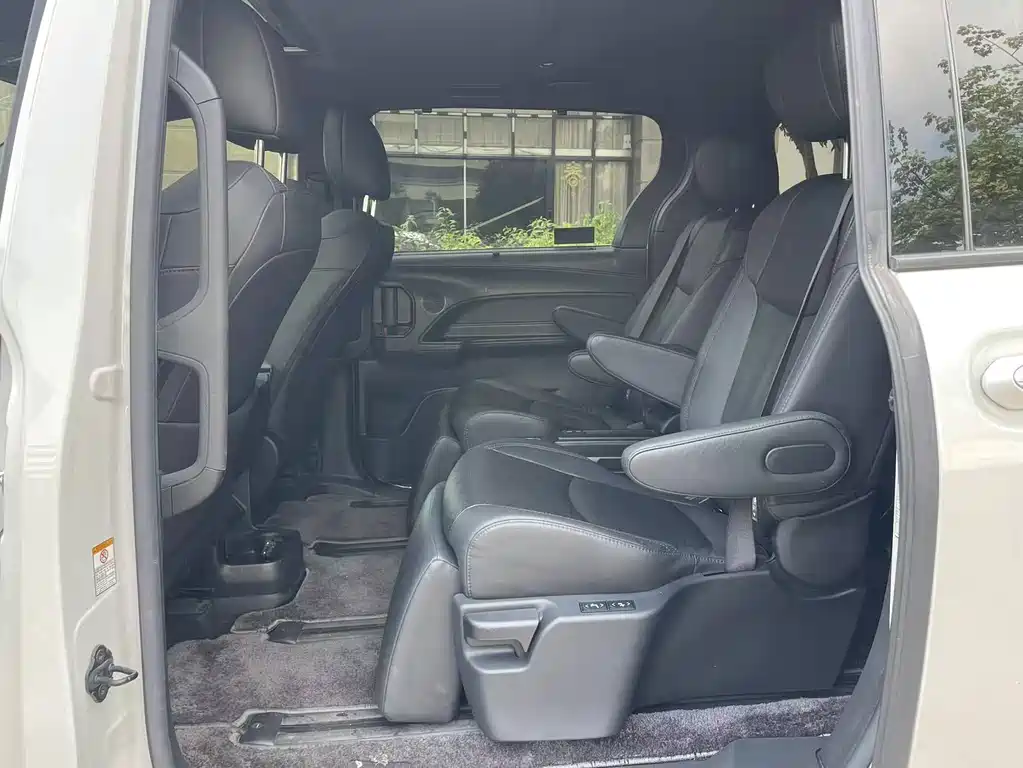 Toyota Sienna — фото 6
