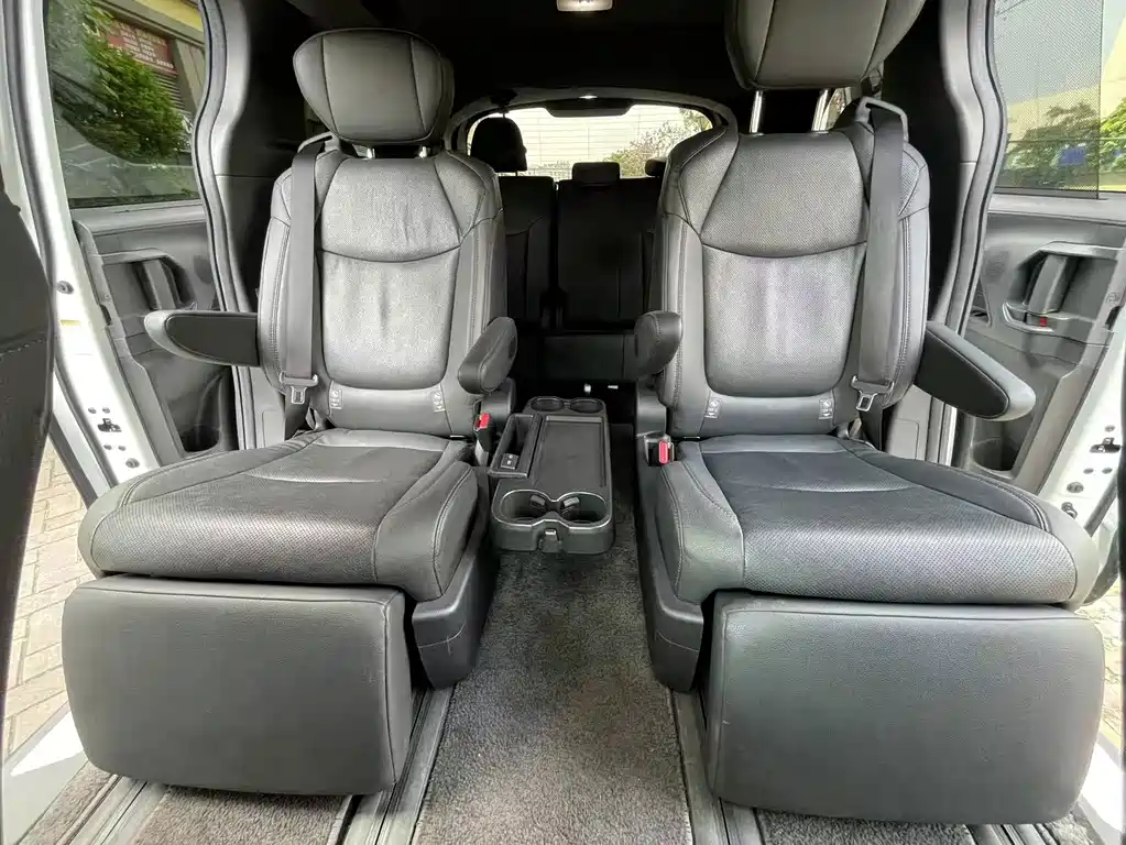 Toyota Sienna — фото 8